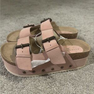 Altar’d State size 6 platform shoe